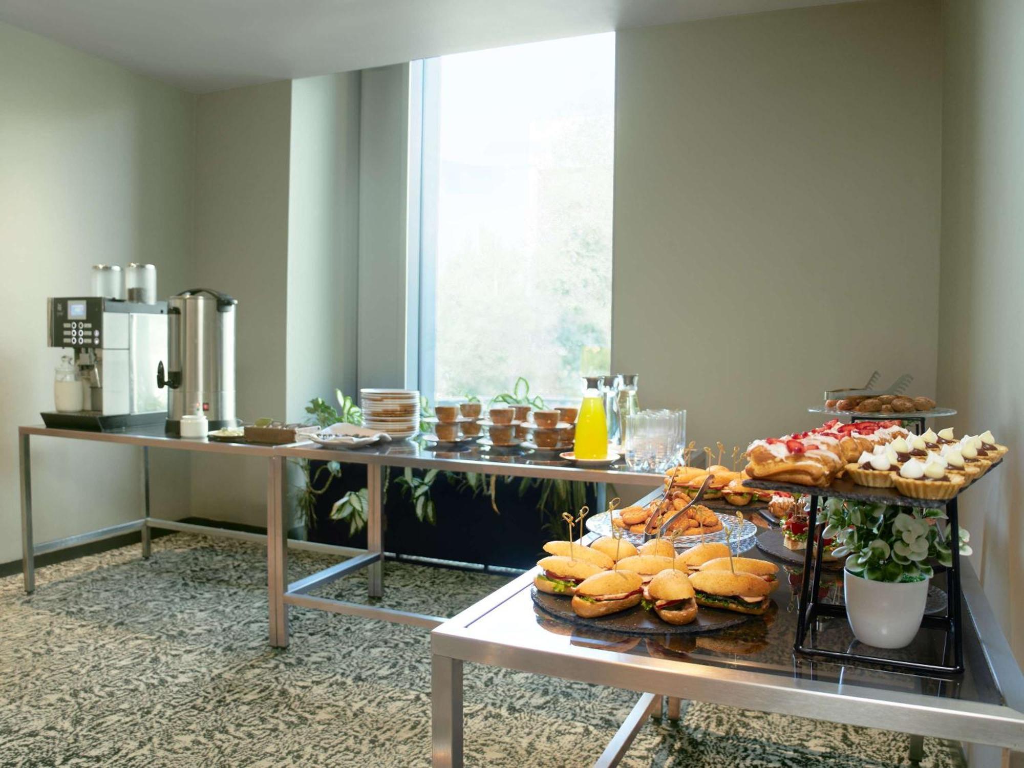 Novotel Living Almaty Jetisu Экстерьер фото